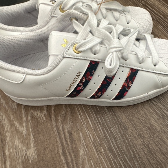 Adidas superstars size 7 women’s - Picture 2 of 4